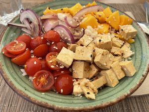 Small bland poke bowl with tofu for 14 EUR  at La Tabla De Sitges in Sitges