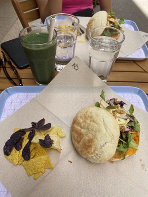 The „Frenchy Burger“ with Green Smoothie  at Caju in Nice