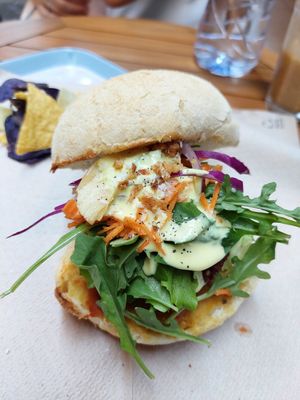 "Front Porch" Burger, served with a handful of chips at Caju in Nice