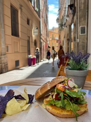Front porch burger   at Caju in Nice