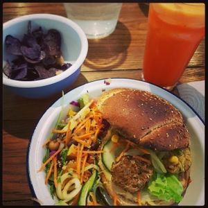 Elixir & Veggie Burger at Caju in Nice