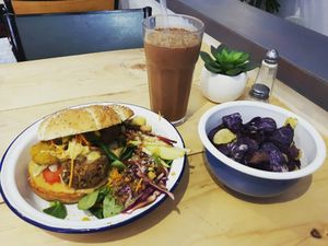 Mexican burger and cheeky monkey smoothie with blue chips at Caju in Nice