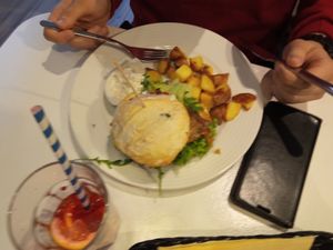 Burger z boczniakiem at Zielona in Lodz