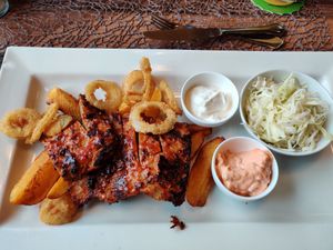 Saitan Sparerips mit Wedges, Zwiebel ringen und Krautsalat at Geiers Gambrinus in Ganserndorf