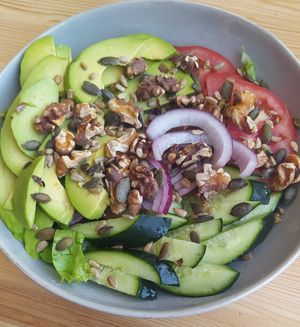 "Salad da casa" 6€. Palta, pepino, cebolla colorada, tomate, lechuga, nueces y semillas de zapallo. Plato abundante. La ensalada pequeña sale 3€ at Beats & Burritos in Lagos