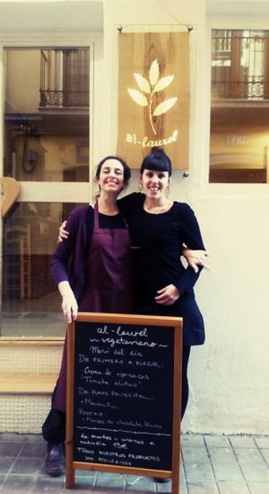 Presentando el menú del dia, de martes a viernes a mediodia at Al-Laurel in Granada