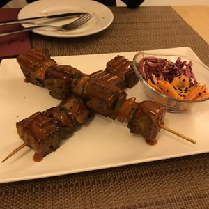 Brochetas de seitán at Al-Laurel in Granada