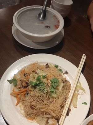 homestyle noodles and herb soup at Hui Tien Vegetarian in Taipei