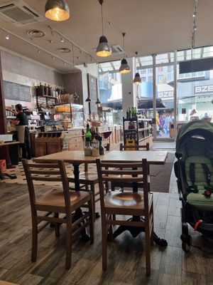 נעים לשבת at Le Pain Quotidien - Les Halles in Paris