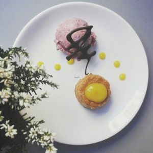 blondie batatowe z wegańskimi lodami hibuskusowo-porzeczkowymi at Porcja in Lodz