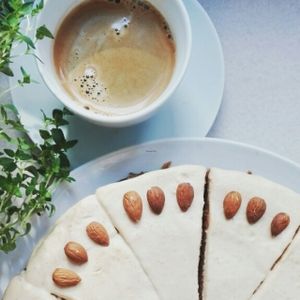 weganskie brownie batatowe z kremem orzechowo-kokosowym at Porcja in Lodz