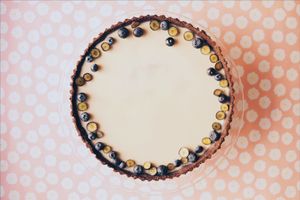 Tarta na kruchym, czekoladowym spodzie at Porcja in Lodz