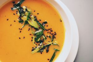 Zupa marchewkowa z miso i porem oraz czarnym sezamem at Porcja in Lodz