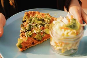 Wytrawna tart w wersji wegańskiej z sałatką at Porcja in Lodz