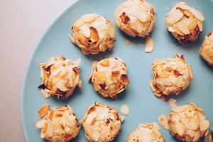 Zdrowe kokosanki z płatkami migdałów at Porcja in Lodz