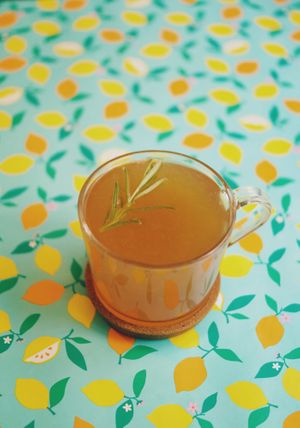 Zielona herbatka rozgrzewająca z syropem rozmarynowym i sokiem z grejpfruta at Porcja in Lodz