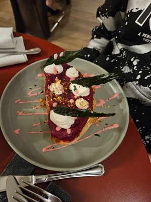 Bruschetta con salsa di barbabietola at Interno TRE in Reggio Emilia
