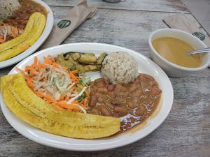 Comida abundante, rica y saludable, 10/10 at Veggie Life in Medellin