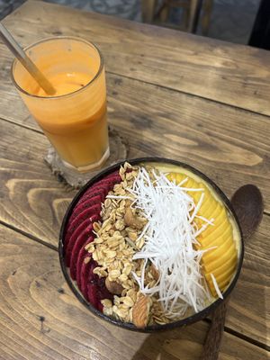 Nice smoothiebowl and delicious juice  at La Studio in Hanoi