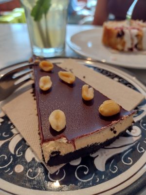 Peanut chocolate vegan cheesecake (4.50€) at Black Apron - Codos Coffee in Hildesheim