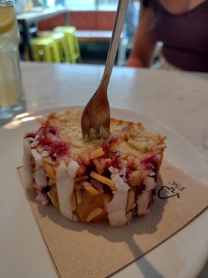 Lemon raspberry loaf (3.50€) at Black Apron - Codos Coffee in Hildesheim