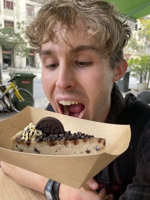 Shame that u had to order via a screen rather than through a person
But salad bar was epic! Gyros meat was great, & the Oreo lemon cheesecake dessert was godly 👏🏼👏🏼  at Vegan Love in Budapest