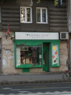 W witrynach odbicia at Vegan Love in Budapest