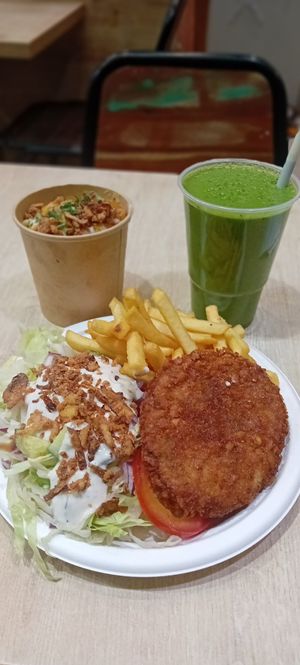 Vegan Chicken plate, Mac'n cheese and green smoothie at Vegan Love in Budapest