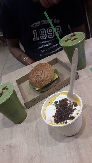 Mac and cheese, bbq tofu burger and green smoothies at Vegan Love in Budapest