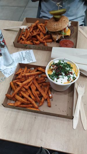 Burger (very good) & mac'n'cheese (not so good) at Vegan Love in Budapest