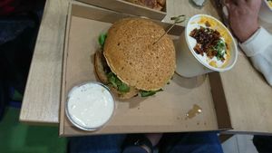 Juicy Lucy and Mac and cheese at Vegan Love in Budapest