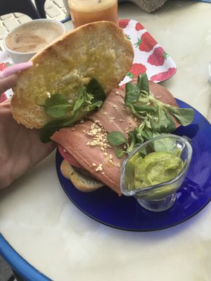 Tostada vegana con no bacon y aguacate extra at Desayuneria in Conil De La Frontera