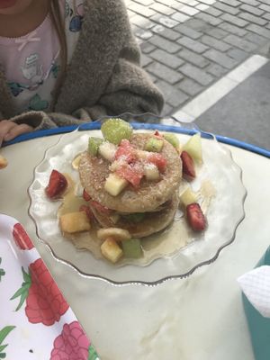 Tortitas con frutas y sirope de ágave at Desayuneria in Conil De La Frontera