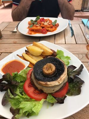 Burger and macaroni for main at Eqvita in 