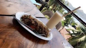 Brunch on rooftop. Mixed fruit shake (coconut milk, mango, banana) and Philippino Noodles with tofu @stonkz at Levine's Eatery in Coron