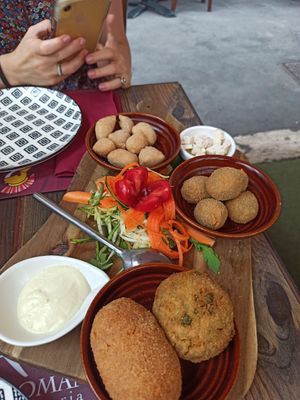 Antipasto vegan con hummus, verdure, olive ascolane, supplì, arancino piselli e funghi, Mayo vegan, tufo marinato at Rifugio Romano in Rome