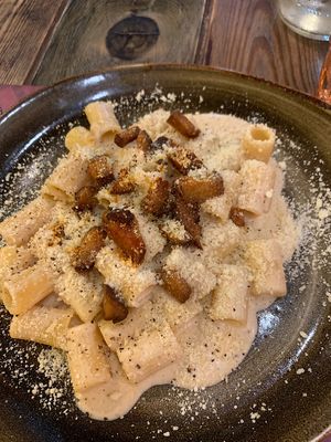 Mezzemaniche alla gricia at Rifugio Romano in Rome