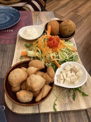 Mix antipasti vegani: suppli, maionese, verdure e hummus, pasta fritta e tofu marinato #Veganuary at Rifugio Romano in Rome