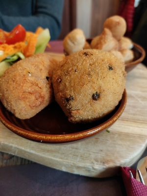 Arancino e supplì del tagliere del rifugio veg at Rifugio Romano in Rome