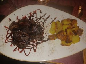 Scacciatora di seitan con riduzione al Montepulciano e patate al forno at Rifugio Romano in Rome