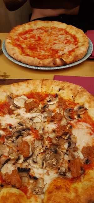 Pizza with mushrooms and seitan 9/10 at Rifugio Romano in Rome