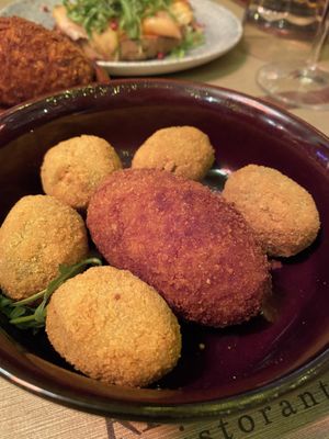 Olive ascolane e supplì, entrambi vegani   at Rifugio Romano in Rome