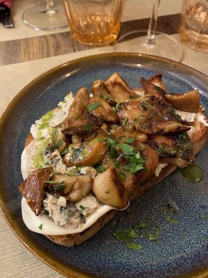 Crostino con gorgonzola vegano e funghi spadellati   at Rifugio Romano in Rome