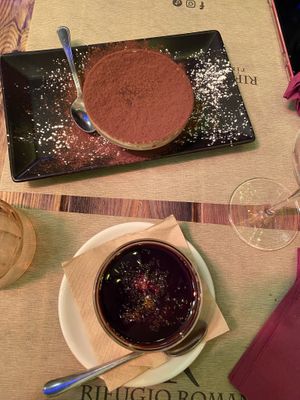 Tiramisù vegano (in alto) e vegan cheesecake al caramello (in basso)   at Rifugio Romano in Rome
