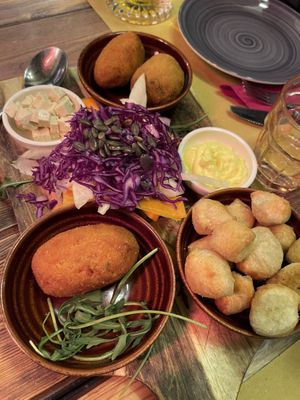 Antipasto del rifugio: rustici (supplì e arancini), tofu marinato, salse vegane, hummus, verdure cruditè, zeppoline  at Rifugio Romano in Rome
