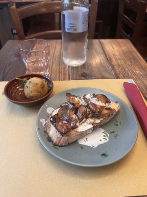 Arancino and Bruschetta  at Rifugio Romano in Rome