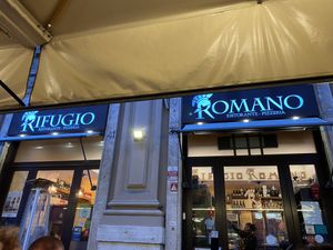 Man kann auch draußen sitzen.  at Rifugio Romano in Rome