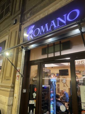 Insgesamt wenig Sitzplätze - dafür atmosphärisch   at Rifugio Romano in Rome