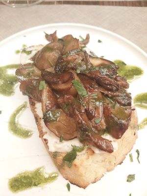 Crostone Zola e porcini at Rifugio Romano in Rome