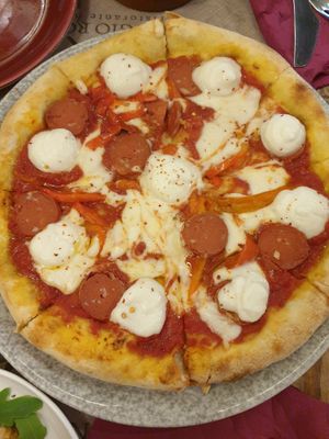 Diavolo pizza (tomato, mozzarella, spicy salami) at Rifugio Romano in Rome